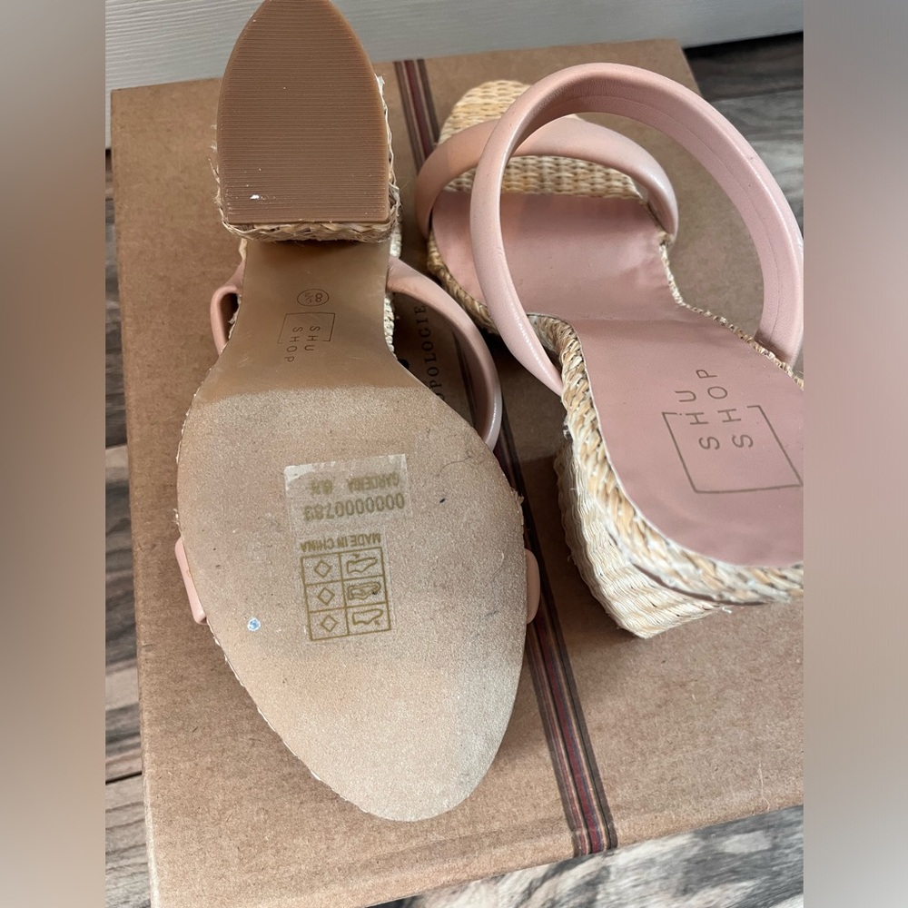 8.5 NWOT Shu Shop